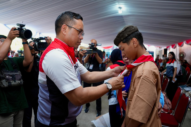 Direktur Utama Pertamina, Simon Aloysius Mantiri (kiri) saat menyerahkan seragam gratis program Seribu Seragam Sekolah Bersama Pertamina (SESAMA) di Kantor Pertamina Lubricants Oil Blending Plant (LOBP) & Grease Plant-Production Unit (PUJ) Koja, Jakarta Utara pada Kamis (14/8). Foto: Dok. Pertamina