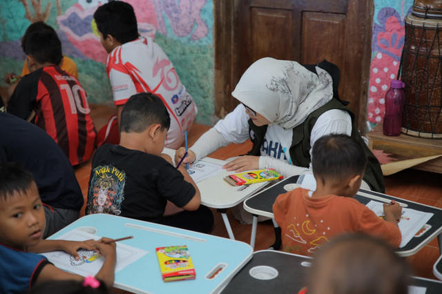Kegiatan Employee Volunteering pada program CONNECT-IN: Langkah Konservasi Telkom untuk Indonesia Lestari yang dilaksanakan pada 9-10 Agustus 2025 di Pulau Pari, Kepulauan Seribu. Foto: dok. Telkom