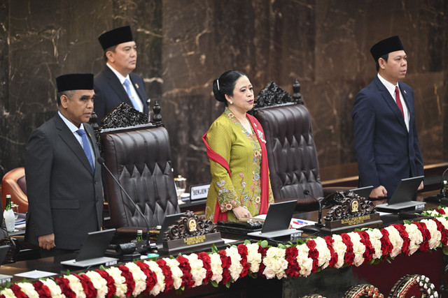Ketua MPR Ahmad Muzani bersama Ketua DPR Puan Maharani dan Ketua DPD Sultan Bachtiar Najamudin menyanyikan lagu kebangsaan sebelum Sidang Tahunan MPR/DPR RI 2025 di Gedung Nusantara, Kompleks Parlemen, Jakarta, Jumat (15/8/2025). Foto: Rivan Awal Lingga/ANTARA FOTO