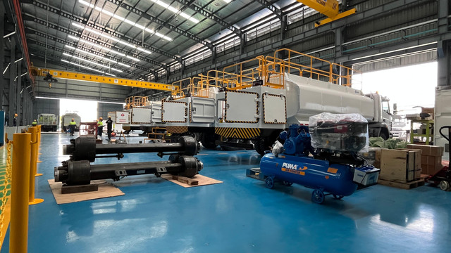 Pembuatan karoseri untuk truk dari lempengan baja. Foto: Aditya Pratama Niagara/kumparan