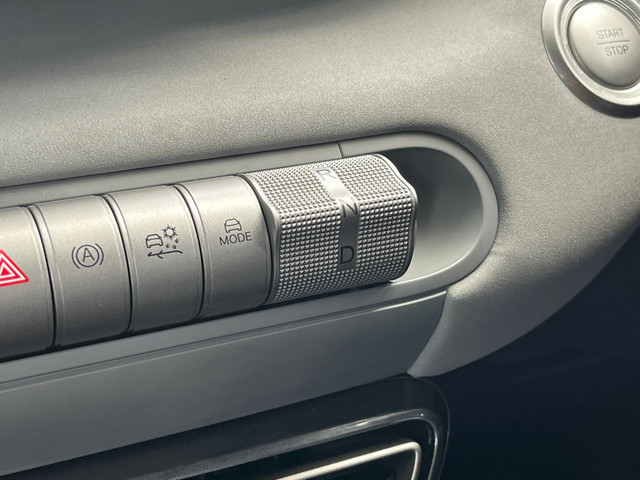 Tuas transmisi BYD Atto 1 terletak menyatu dengan cluster tombol di dahsboard. Foto: Syahrul Ghiffari/kumparan