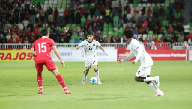 Mat Baker (tengah) saat bersama skuad Timnas U-17 Indonesia di Stadion Utama Sumatera Utara. Foto: PSSI