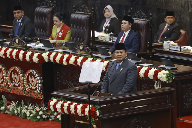 Presiden Prabowo Subianto berpidato dengan disaksikan Ketua MPR Ahmad Muzani, Ketua DPR Puan Maharani, dan Ketua DPD Sultan Bachtiar Najamudin saat Sidang Tahunan MPR/DPR RI 2025 di Gedung Nusantara, Kompleks Parlemen, Jakarta, Jumat (15/8/2025). Foto: Dhemas Reviyanto/ANTARA FOTO