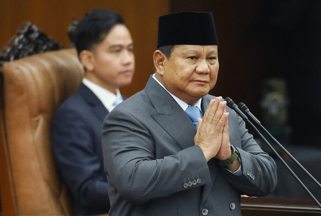 Presiden Prabowo Subianto memberikan salam hormat saat Sidang Tahunan MPR/DPR RI 2025 di Gedung Nusantara, Kompleks Parlemen, Jakarta, Jumat (15/8/2025). Foto: Ajeng Dinar Ulfiana/Reuters