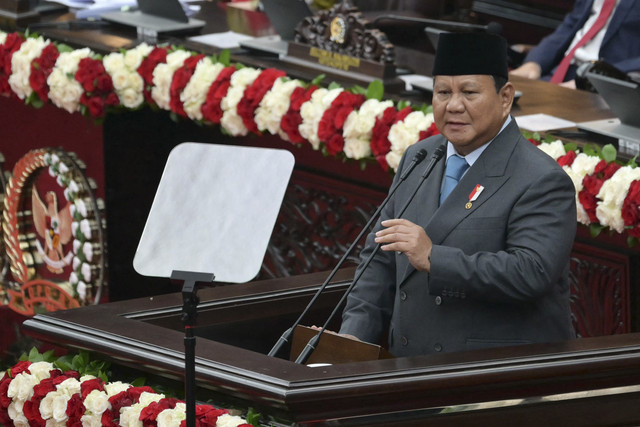 Presiden Prabowo Subianto menyampaikan pidato saat Sidang Tahunan MPR/DPR RI 2025 di Gedung Nusantara, Kompleks Parlemen, Jakarta, Jumat (15/8/2025). Foto: Bay Ismoyo/AFP