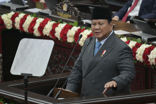 Presiden Prabowo Subianto menyampaikan pidato saat Sidang Tahunan MPR/DPR RI 2025 di Gedung Nusantara, Kompleks Parlemen, Jakarta, Jumat (15/8/2025). Foto: Bay Ismoyo/AFP