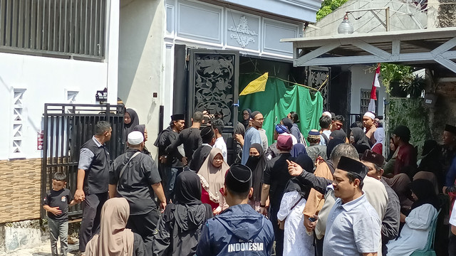 Suasana di Rumah Duka Presenter, Mpok Alpa di Kawasan Ciganjur, Jakarta Selatan, Jumat (15/8/2025). Foto: Aprilandika Pratama/kumparan