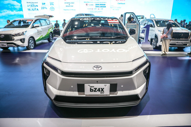  Mobil Toyota bz4x ditampilkan saat Gaikindo Indonesia International Auto Show (GIIAS) 2025 di ICE BSD, Tangerang, Kamis (24/7/2025). Foto: Aditia Noviansyah/kumparan