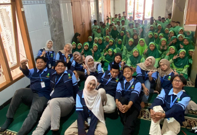 Foto Bersama Siswa-Siswi MI Pager
