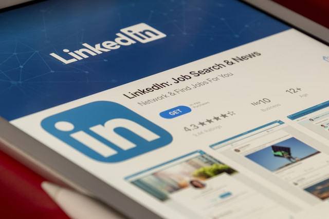 Cara Mencari Kandidat di LinkedIn. Foto hanya sebagai ilustrasi saja, bukan gambar sebenarnya. Sumber: Unsplash/Souvik Banerjee.