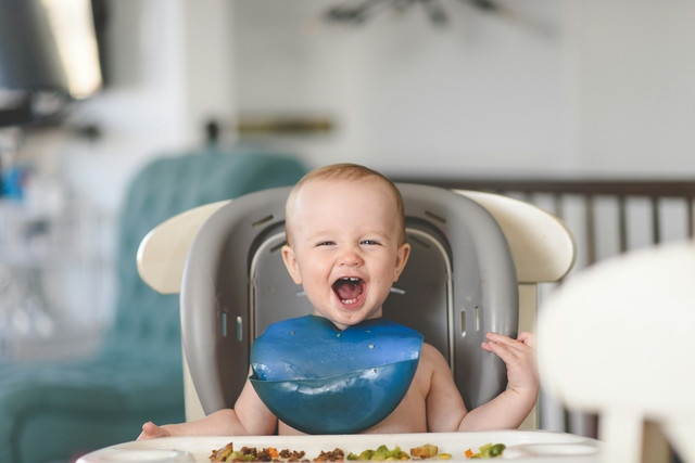 Ilustrasi memberikan MPASI kepada bayi usia 7 bulan. Foto: Unsplash