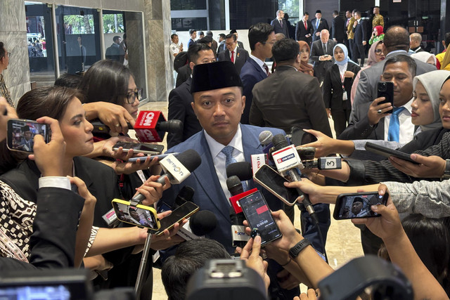 Mensesneg Prasetyo hadi menjawab pertanyaan wartawan saat ditemui usai Sidang Tahunan MPR/DPR RI 2025 di Gedung Nusantara, Kompleks Parlemen, Jakarta, Jumat (15/8/2025). Foto: Abid Raihan/kumparan