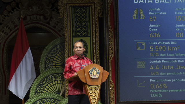 Gubernur Bali Wayan Koster saat memberikan pengarahan tentang pungutan warga negara asing di Taman Budaya Art Center, Kota Denpasar, Jumat (15/8/2025) Foto: Denita BR Matondang/kumparan