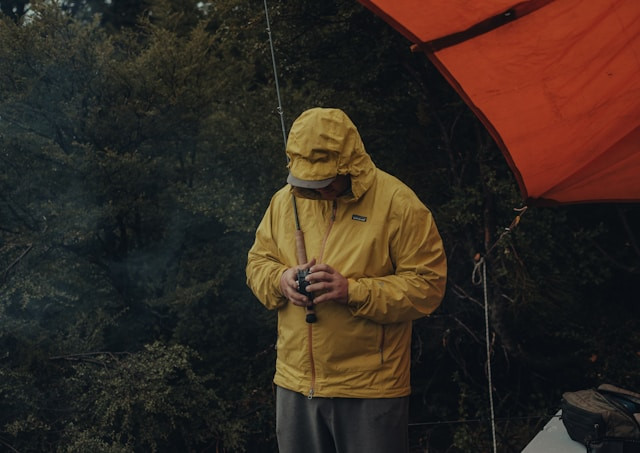 Ilustrasi Merk Jaket Gunung Terbaik. Sumber: Unsplash/gaspar zaldo