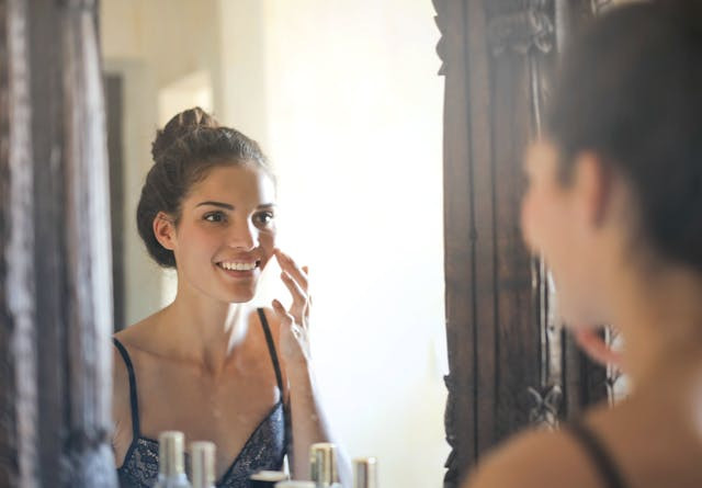 Ilustrasi perbedaan Glad2Glow asli dan palsu. Sumber: Pexels/Andrea Piacquadio