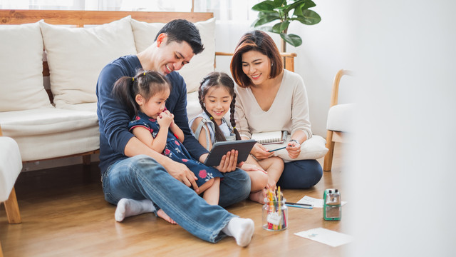 Ilustrasi bermain bersama anak. Foto: Nattakorn_Maneerat/Shutterstock