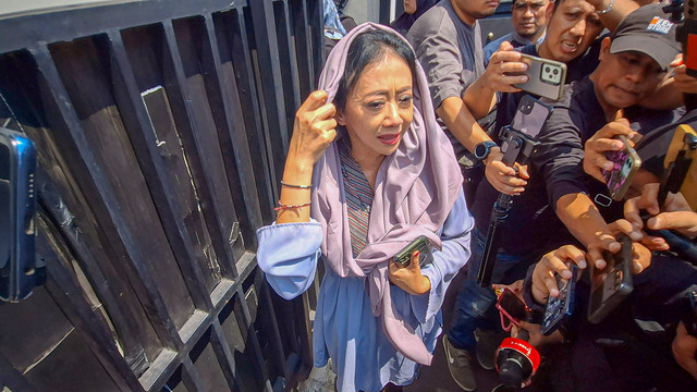 Artis Asri Welas datang untuk melayat ke rumah duka mpok Alpa di kawasan Ciganjur, Jakarta Selatan, Jumat (15/8). Foto: Aprilandika Pratama/kumparan