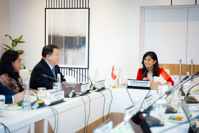 Menteri Komunikasi dan Digital (Menkomdigi), Meutya Hafid, bertemu dengan perwakilan Roblox Asia Pacific di Kantor Kementerian Komunikasi dan Digital (Komdigi), Jakarta, pada Kamis (14/8). Foto: Komdigi