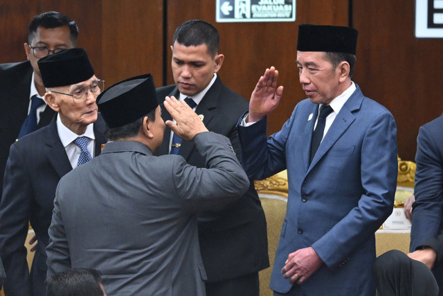 Presiden Prabowo Subianto (tengah) memberikan penghormatan kepada Presiden ketujuh RI Joko Widodo (kanan) dengan disaksikan Wapres keenam RI Try Sutrisno (kedua kiri) usai Sidang Tahunan MPR RI dan Sidang Bersama DPR-DPD RI Tahun 2025. Foto: ANTARAFOTO/Rivan Awal Lingga