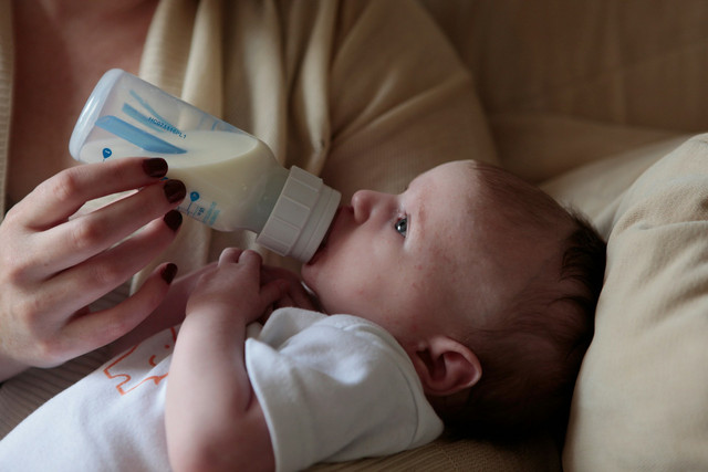 Ilustrasi bayi sedang meminum ASI yang telah dihangatkan. Foto: Unsplash