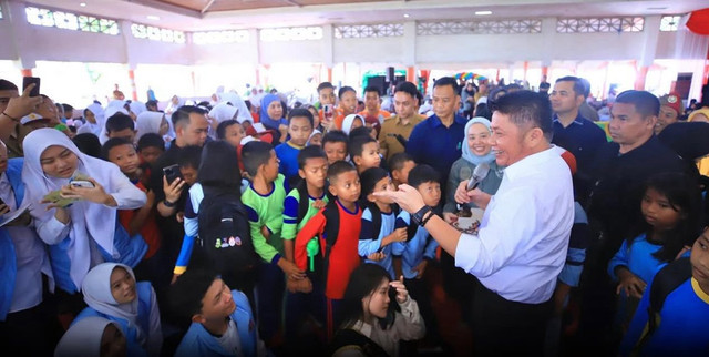 Gubernur Sumsel, Herman Deru, saat merayakan Hari Anak Nasional. (ist)