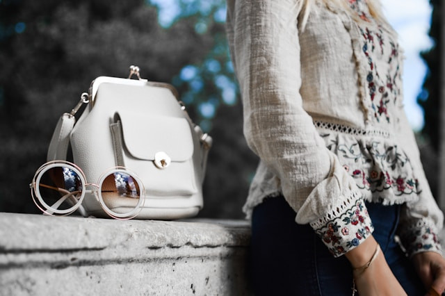 Ilustrasi ciri tas bottega veneta asli. Sumber: unsplash.com/Tamara Bellis