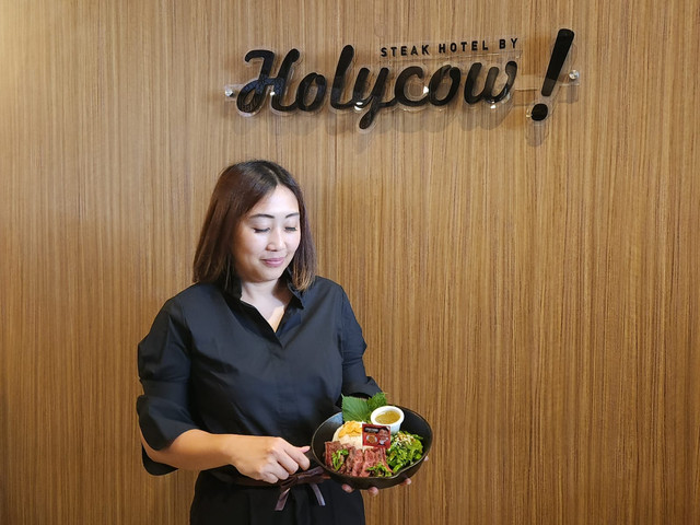 Wynda Mardio, Founder Steak Hotel by HOLYCOW! memperkenalkan menu hasil kolaborasi bersama Chef Hideki Fujiwara 'Wagyu Zabuton Steak with Negi Butter Sauce and Rice' dalam program Kitchen Takeover, Kamis (15/8). Dok: Ela Nurlaela/kumparan