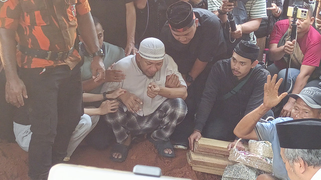 Prosesi Pemakaman Mpok Alpa di Kompleks Pemakaman Wakaf Kujaran di Kawasan Ciganjur, Jakarta Selatan. Foto: Aprilandika Pratama/kumparan