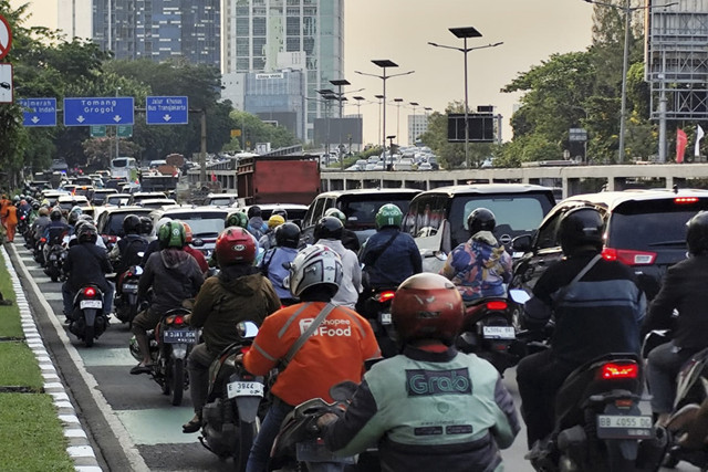 Suasana lalu lintas di depan kawasan kompleks Parlemen, Jakarta, Jumat (15/8/2025). Foto: Rachmadi Rasyad/kumparan