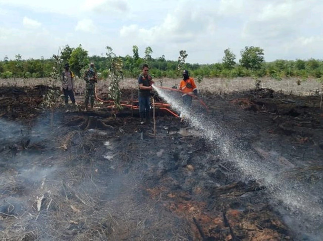 Tim gabungan saat berjibaku memadamkan karhutla di Desa Suka Jadi, Kecamatan Sungai Rotan, Kabupaten Muara Enim. Foto : BPBD Muara Enim