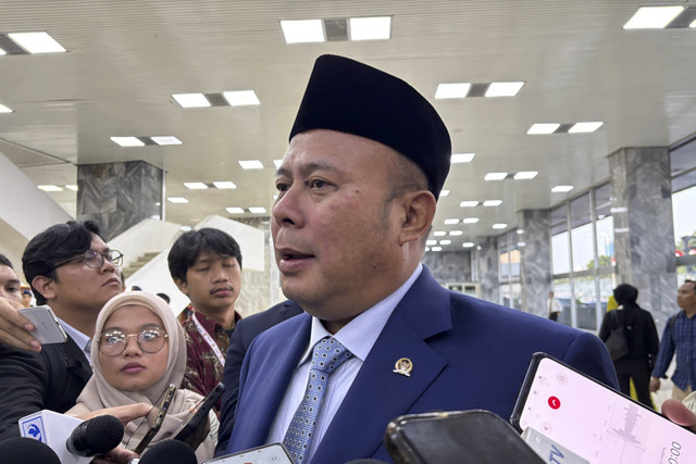 Wakil Ketua DPR RI, Cucun Ahmad Syamsurijal menjawab pertanyaan wartawan saat ditemui usai dalam Sidang Paripurna Pembukaan Masa Persidangan I DPR Tahun Sidang 2025-2026 di Gedung Nusantara, Kompleks Parlemen, Jakarta, Jumat (15/8/2025). Foto: Abid Raihan/kumparan