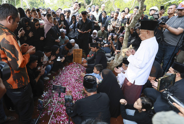 Sejumlah kerabat dan keluarga saat mengantarkan jenazah komedian almarhum Mpok Alpa di TPU Kunjuran, Jakarta, Jumat, (15/8/2025). Foto: Agus Apriyanto