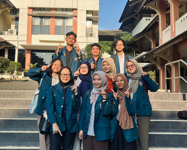 Mahasiswa KKN-T IDBU Tim 85 UNDIP Kelompok 1 berfoto bersama usai melaksanakan program pemberdayaan UMKM di RW 01 Kelurahan Tambangan, Kecamatan Mijen, Kota Semarang.
