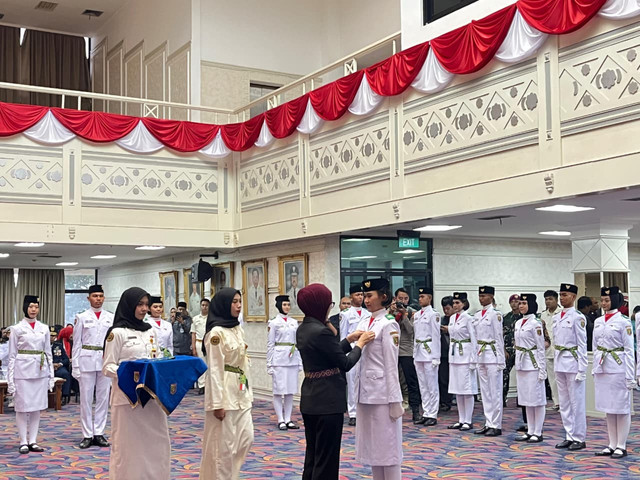 Wakil Gubernur Lampung Jihan Nurlela saat mengukuhkan 33 anggota Pasukan Pengibar Bendera Pusaka (Paskibraka) Provinsi Lampung Tahun 2025 | Foto : Eka Febriani / Lampung Geh