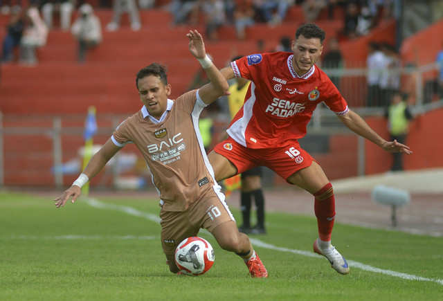 Pesepak bola Semen Padang FC Pedro Matos (kanan) berebut bola dengan pemain Dewa United Egy Maulana Vikri (kiri) pada pertandingan BRI Super League di Stadion H Agus Salim Padang, Sumatera Barat, Jumat (15/8/2025). Foto: Iggoy el Fitra/ANTARA FOTO