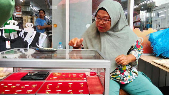 Nining Lakoro, pedagang perhiasan emas di Kota Manado yang jadi korban penipuan sindikat uang palsu. Dia harus menelan kerugian hingga Rp 11,2 juta.