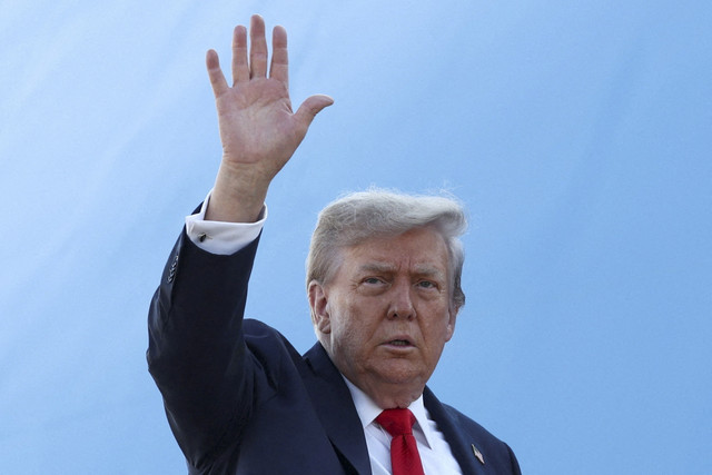Presiden Amerika Serikat Donald Trump melambaikan tangan saat berjalan masuk pesawat Air Force One untuk berangkat menuju Alaska bertemu dengan Presiden Rusia Vladimir Putin di Maryland, Amerika Serikat, Jumat (15/8/2025). Foto: Kevin Lamarque/Reuters