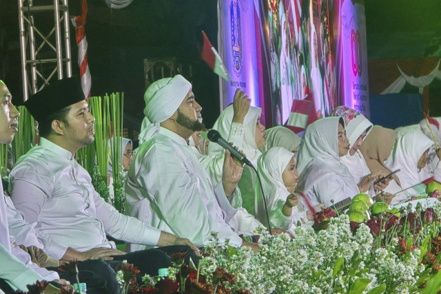 Dzikir, Sholawat, dan Doa Mensyukuri 80 Tahun Indonesia Merdeka bersama Habib Syech Bin Abdul Qadir Assegaf di halaman Gedung Negara Grahadi, Surabaya, Jumat (15/8/2025). Foto: Dok. Istimewa