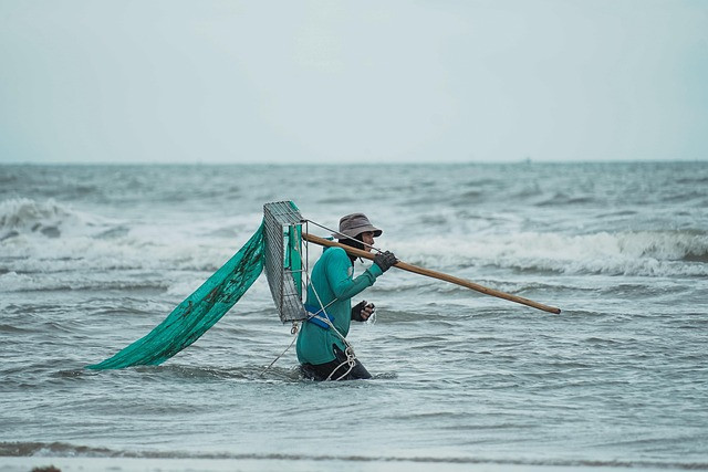 Seorang nelayan tetap beraktivitas di tengah laut, menggambarkan realitas budaya kerja fleksibel yang memberi kebebasan memilih waktu dan tempat, namun berpotensi membuat batas kerja dan kehidupan pribadi melebur,Sumber foto:(pixbay.com)