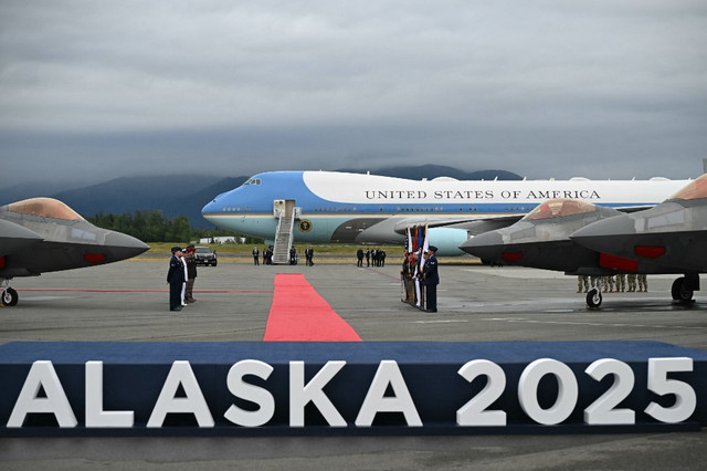 Air Force One yang membabwa Presiden AS Donald Trump tiba di Alaska, Jumat (15/8). Andrew Caballero-Reynolds/AFP