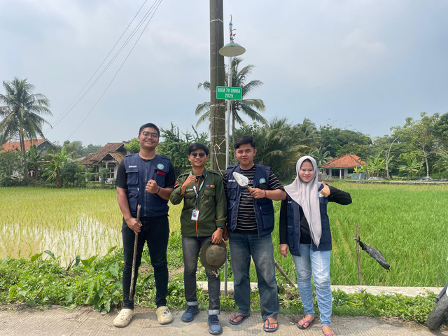 Pemasangan PJU otomatis bersama anggota bidang Teknologi Tepat Guna (TTG) KKM 76 