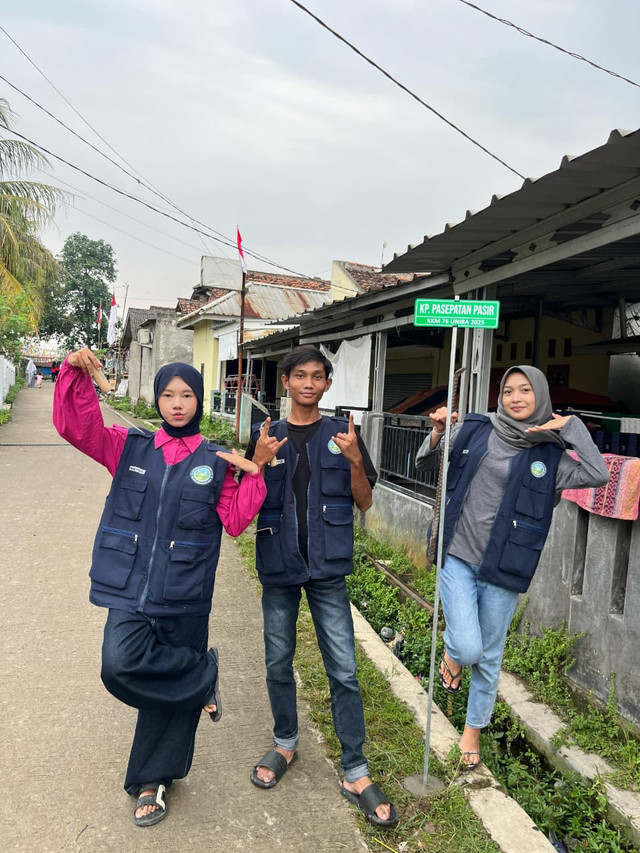 Pemasangan plang nama kampung bersama anggota bidang Pemerintahan