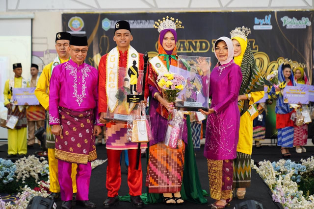 Ketua TP-PKK Kota Pontianak Yanieta Arbiastutie menyerahkan hadiah kepada Bujang dan Dare Pontianak 2025, Adrian Putra Ramadhan dan Diva Aurelia. Foto: Prokopim Pemkot Pontianak