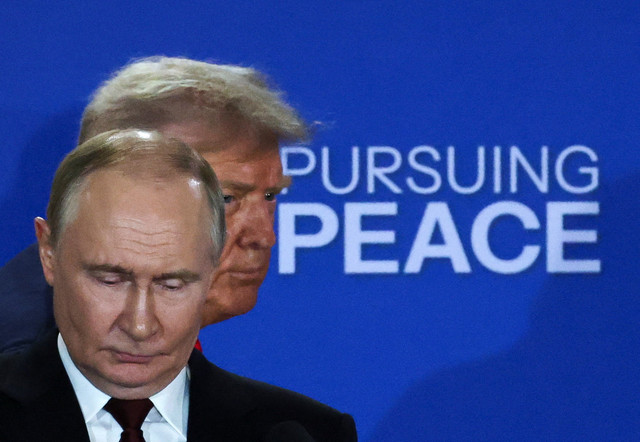 Presiden AS Donald Trump dan Presiden Rusia Vladimir Putin mengadakan konferensi pers setelah pertemuan mereka untuk merundingkan akhir perang di Ukraina, di Pangkalan Gabungan Elmendorf-Richardson di Anchorage, Alaska, AS, 15 Agustus 2025. Foto: REUTERS/Jeenah Moon