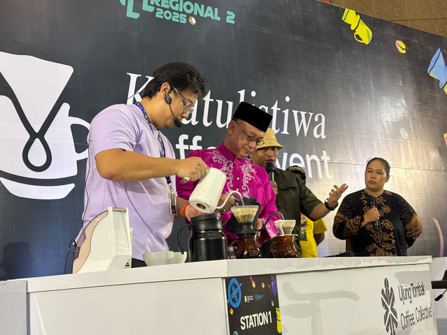 Wali Kota Pontianak Edi Rusdi Kamtono meracik kopi bersama John Christopher, peringkat ke-5 World Brewers Cup 2022 saat membuka Khatulistiwa Coffee Event di PCC. Foto: Dok. Prokopim Pemkot Pontianak 