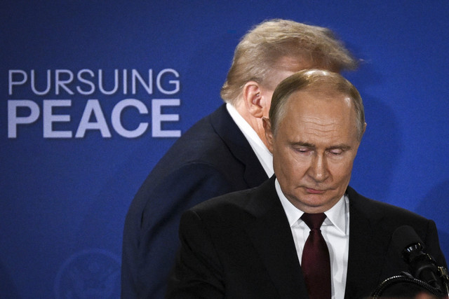Presiden Amerika Serikat Donald Trump dan Presiden Rusia Vladimir Putin bersiap menyampaikan keterangan pers saat melakukan pertemuan terkait KTT AS-Rusia di Pangkalan Gabungan Elmendorf-Richardson, Anchorage, Alaska, Jumat (15/8/2025). Foto: Drew Angerer/AFP