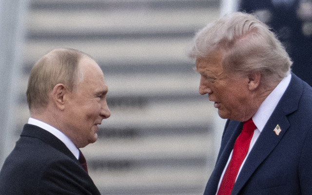 Presiden Amerika Serikat Donald Trump berjabat tangan dengan Presiden Rusia Vladimir Putin setibanya untuk melakukan pertemuan terkait KTT AS-Rusia di Pangkalan Gabungan Elmendorf-Richardson, Anchorage, Alaska, Jumat (15/8/2025). Foto: Andrew Caballero-Reynolds/AFP