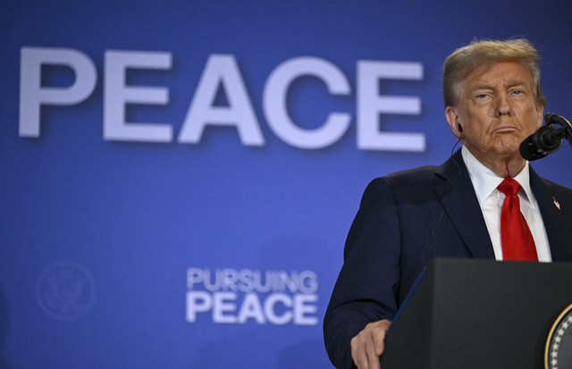 Presiden Amerika Serikat Donald Trump menyampaikan keterangan kepada awak media dalam konferensi pers saat KTT AS-Rusia di Pangkalan Gabungan Elmendorf-Richardson, Anchorage, Alaska, Jumat (15/8/2025). Foto: Andrew Caballero-Reynolds/AFP