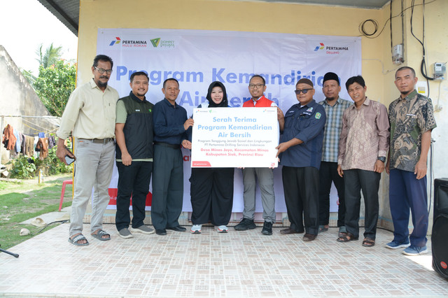 Pertamina Drilling menyerahkan fasilitas sumur air bersih untuk masyarakat Desa Minas Jaya, Kecamatan Minas, Kabupaten Siak, Riau. Foto: Dok. Pertamina
