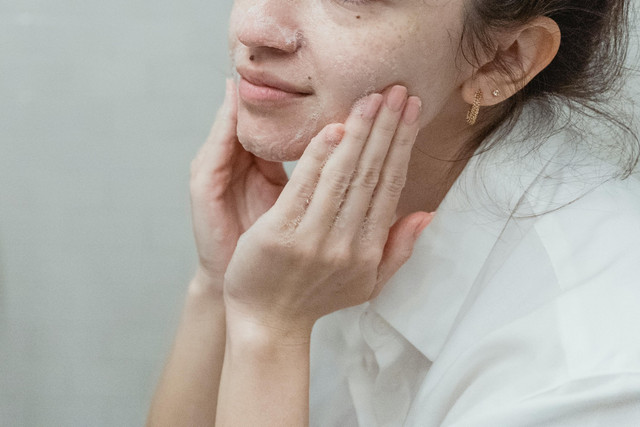 Ilustrasi facial wash yang mengandung salicylic acid dan niacinamide. Foto: Pexels.com/Miriam Alonso